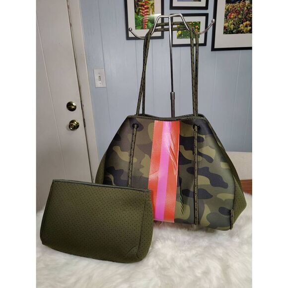 Social Threads neoprene extra large camo tote bag with bonus cosmetic zippered p - Picture 2 of 5